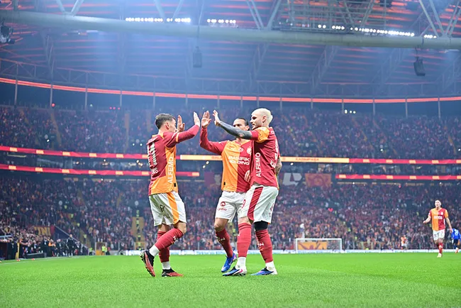 canli-galatasaray-kasimpasayi-agirliyor-ilk-yarida-tek-gol-var-1766339345078.jpg