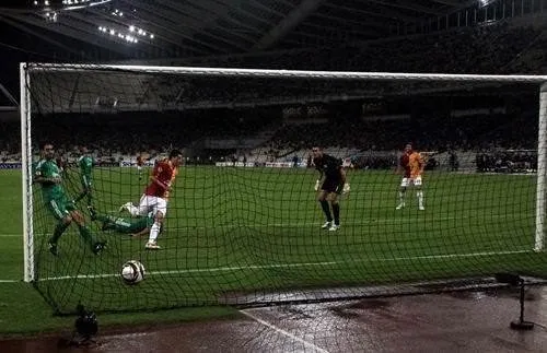 Aslan Atina'da kükredi