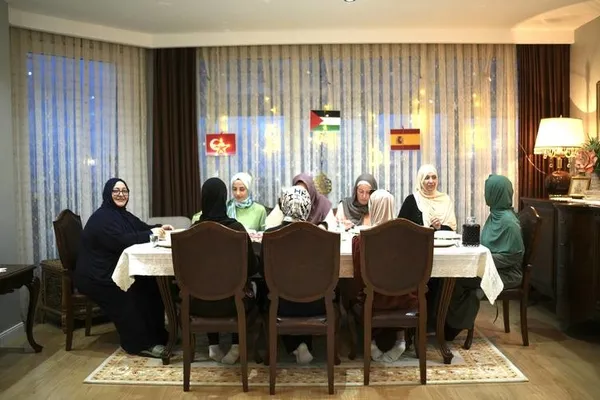 ispanyol-ve-guney-amerikali-musluman-kadinlar-turk-ailenin-iftar-sofrasinda-bulustu-1773573317772.jpg