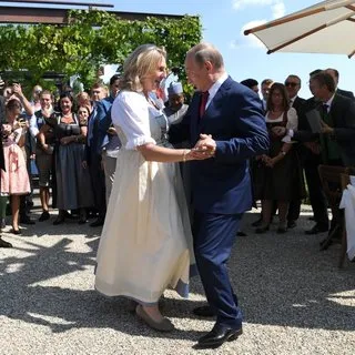 Putin, Avusturya Dışişleri Bakanı Kneissl ile dansı etti