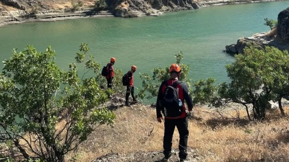Bitlis Mutki'de dere kenarında arama kurtarma ekipleri