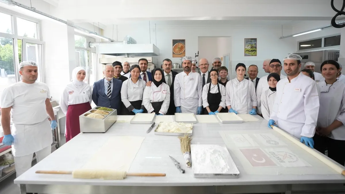 Meslek lisesi öğrencileri baklava yapımını öğreniyor
