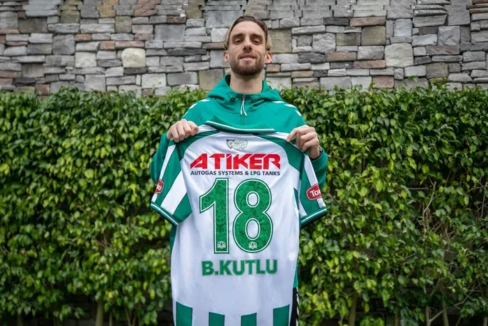 berkan-kutlu-konyaspor-ile-sozlesme-imzaladi-1767641218391.jpg