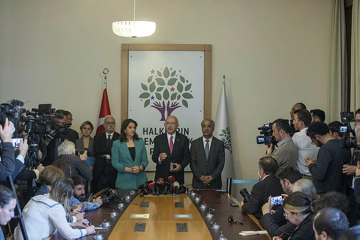 sehit-annelerinden-chp-hdp-gorusmesine-sert-tepki-terorist-hdp-isbirlikci-chp-1679371124278.jpg Şehit annelerinden CHP-HDP görüşmesine sert tepki: 'Terörist HDP, işbirlikçi CHP'