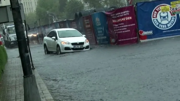 İstanbul'da yolları su bastı; tramvay seferi durdu