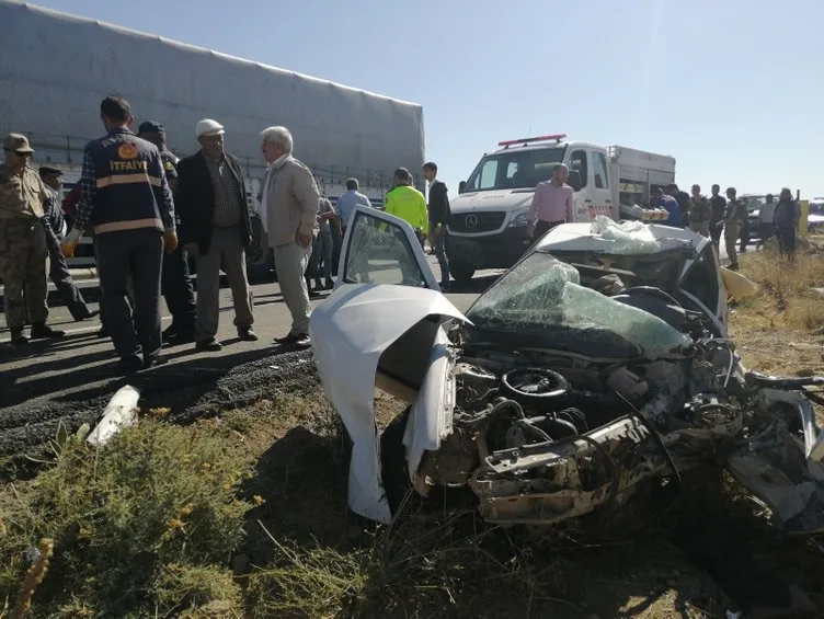 Bitlis’te otomobille tır çarpıştı: 3 ölü, 5 yaralı