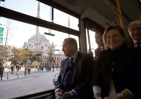 Cumhurbaşkanı Erdoğan, TEMSA'nın elektrikli otobüsü ile Mabeyn Köşkü'ne gitti