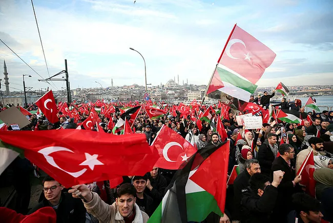galatadaki-tarihi-yuruyuste-sehadet-yoklamasi-tugva-baskani-besinciden-tarihe-gececek-sozler-1704129722382.jpg Galata'daki tarihi yürüyüşte şehadet yoklaması! TÜGVA Başkanı Beşinci'den tarihe geçecek sözler