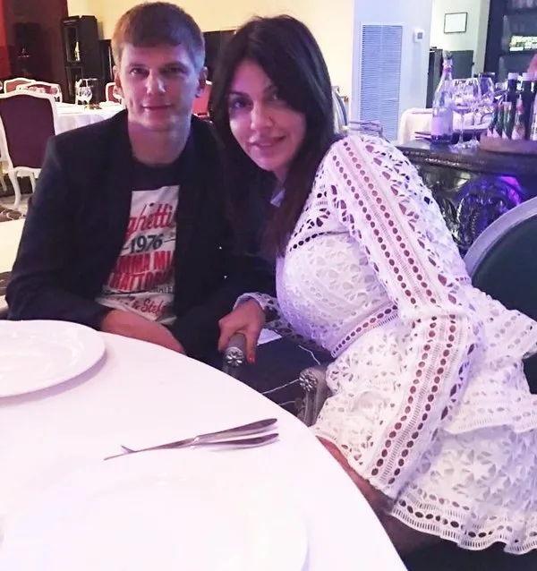 Ünlü futbolcu Andrey Arshavin'in eşi ve çocukları uçaktan indirildi