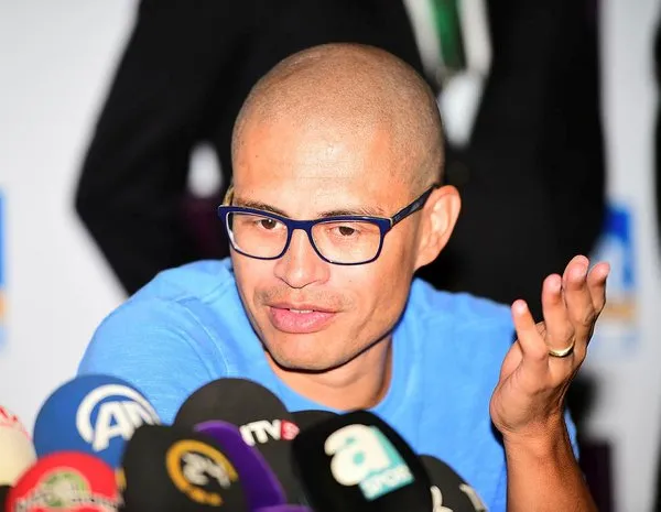 Alex'ten sert gönderme Alex koşmuyor deyip işin içinden sıyrılırsanız...
