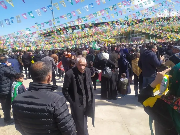sanliurfadaki-newroz-kutlamalarinda-15-kisi-gozaltina-alindi-1711216882412.jpg
