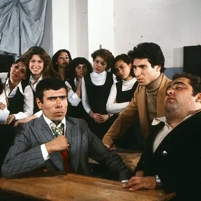 Hababam Sınıfı’nın Kıvırcık Ömer’i artık tahta sandalye satıyor! Talip Güran’ı şimdi tanımak imkansız!