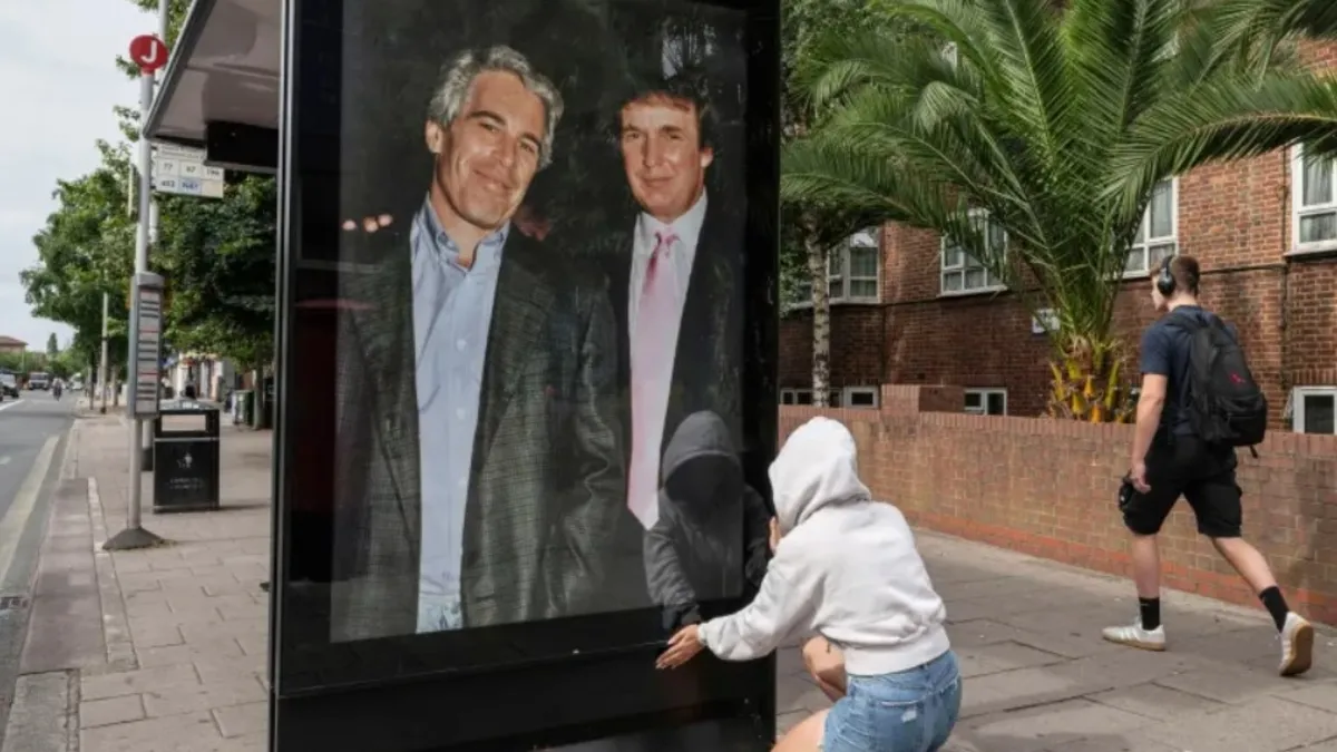 Trump’a Londra’da Epstein şoku: O görüntüler duvarlara yansıtıldı! 4 kişi tutuklandı Trump’a Londra’da Epstein şoku: O görüntüler duvarlara yansıtıldı! 4 kişi tutuklandı