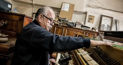 Çalmasını hiç öğrenmese de piyanonun doktoru oldu!