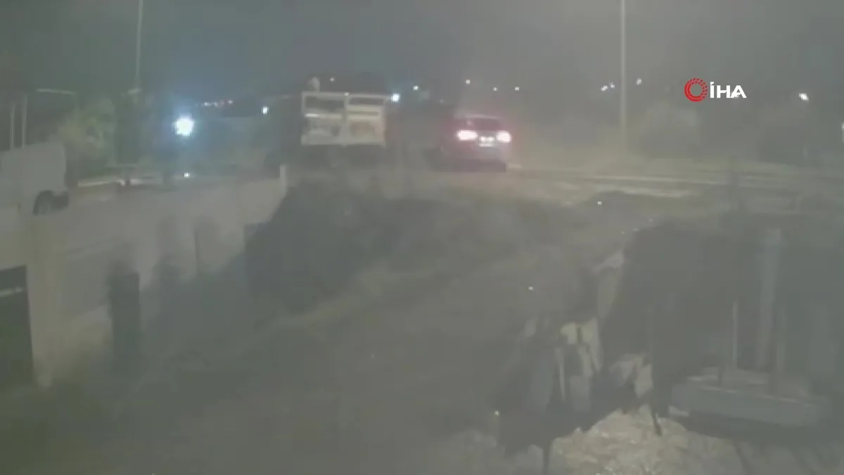 Antalya'da kamyon refüjü aşıp karşı şeride daldı! 3 yaralı | Video