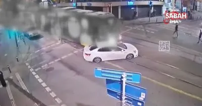 Zeytinburnu’nda tramvay ve otomobilin karıştığı kaza kamerada | Video