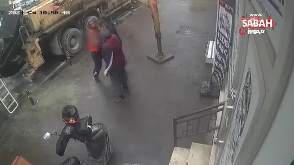 Ataşehir'de iki şahsın yumruk yumruğa kavgası kamerada | Video