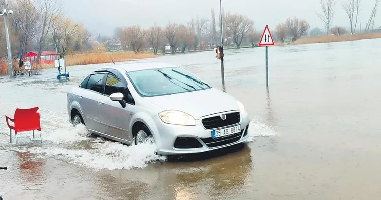 İzmir’de göl taştı evleri su bastı