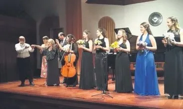 Genç kadın müzisyenler sahneye çıktı