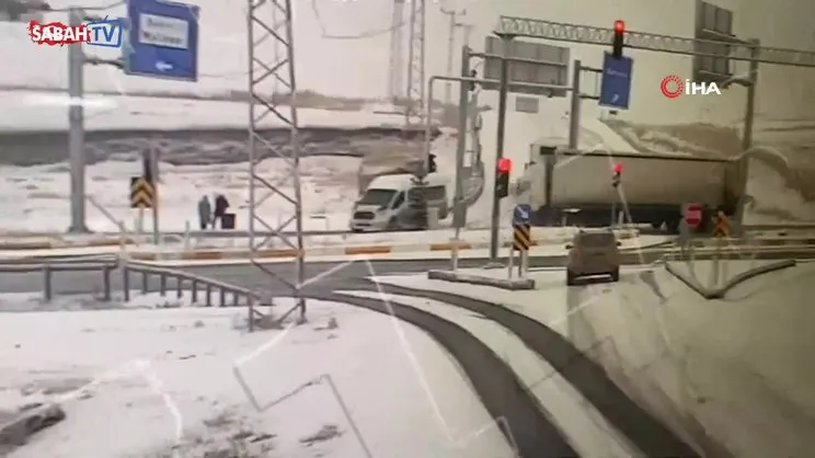 Çekici ile minibüs böyle çarpıştı: 2’si ağır 8 yaralı | Video