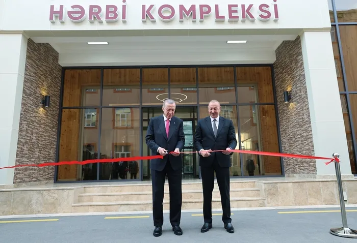 cumhurbaskani-erdogan-ve-aliyev-modernize-edilen-nahcivan-askeri-kompleksinin-acilisini-yapti-1695662358165.jpg