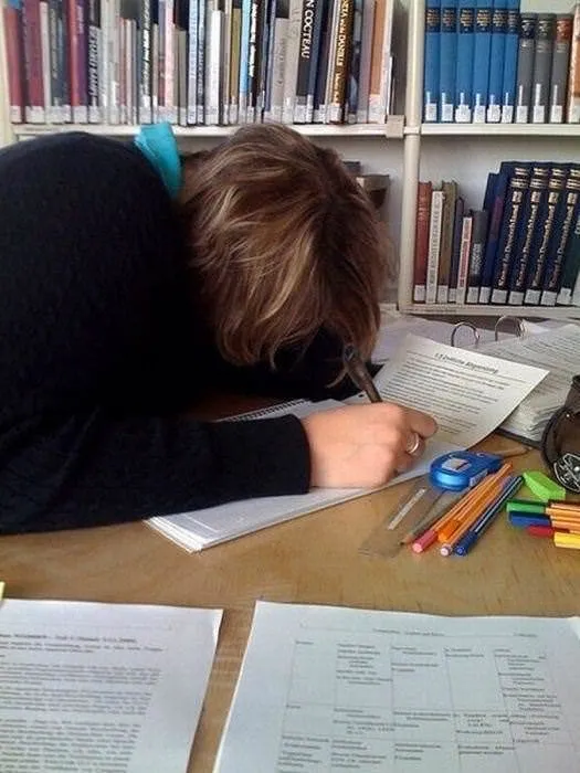 Öğrenci her yerde uyur