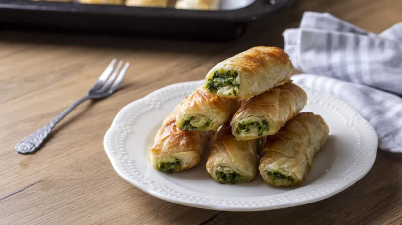 Çay demlenene kadar hazır! Herkesin tarifini soracağı ıspanaklı börek