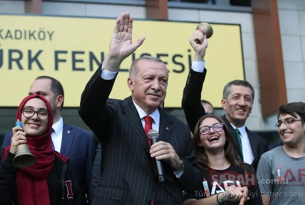 Başkan Erdoğan Kadıköy Atatürk Fen Lisesi'ndeydi. İşte Erdoğan'ın gençlerle geçen gününden anlamlı kareler