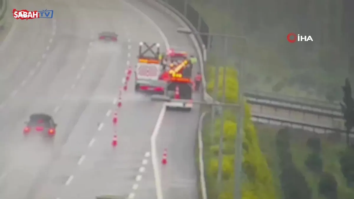 Önce bariyere, ardından otoyol çalışanlarına çarptı: O anlar kamerada | Video videosunu izle Önce bariyere, ardından otoyol çalışanlarına çarptı: O anlar kamerada | Video videosunu izle