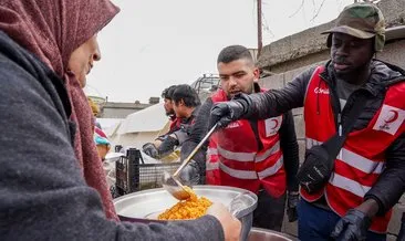 Kızılay’ın “gurbetçi” ve yabancı gönüllüleri kalplere dokunuyor! Türkiye’ye yardıma geldiğini ailesine söylemedi