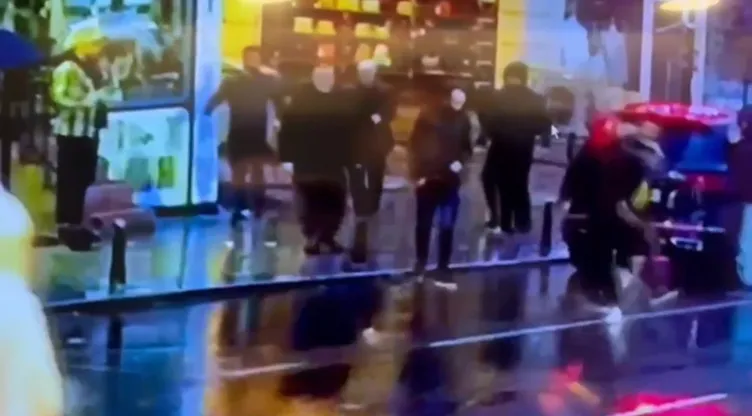 İstanbul’da sokak ortasında vahşet! Husumetlisi ile karşılaşınca 5 arkadaşıyla darbetti! İşte o anlar