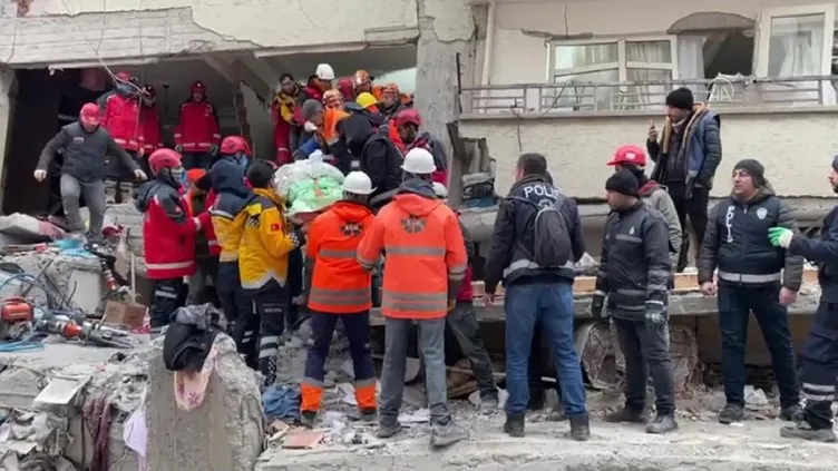 SON DAKİKA: Deprem sonrası mucize kurtuluşlar! Gözyaşları sel olup aktı!