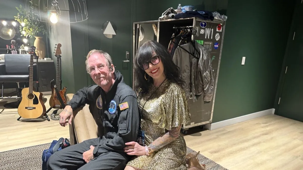 20 yıllık evlilikte üzen haber...  Weezer grubunun bas gitaristi boşanıyor!