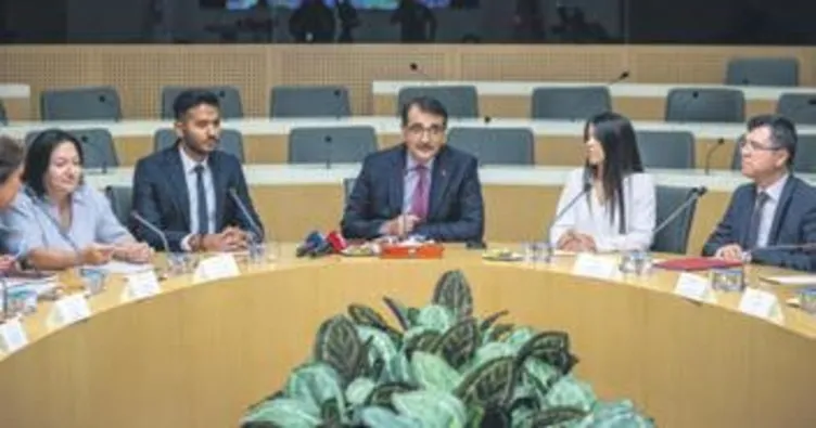 22 Türk öğrenci St. Petersburg yolcusu