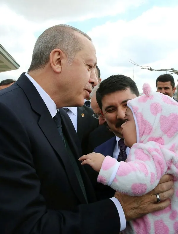 Cuma namazını Millet Camii'nde kılan vatandaşlardan Cumhurbaşkanı Erdoğan'a sevgi seli