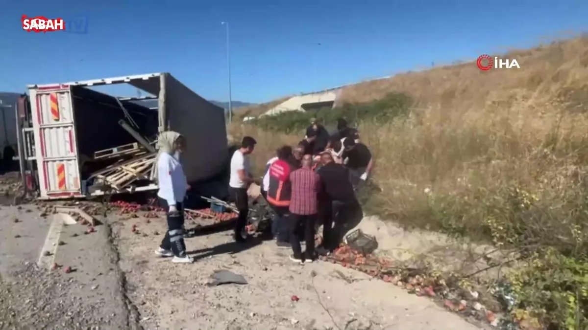 Freni patlayan şeftali yüklü kamyon, otomobilin üzerine devrildi: 6 yaralı videosunu izle Freni patlayan şeftali yüklü kamyon, otomobilin üzerine devrildi: 6 yaralı videosunu izle
