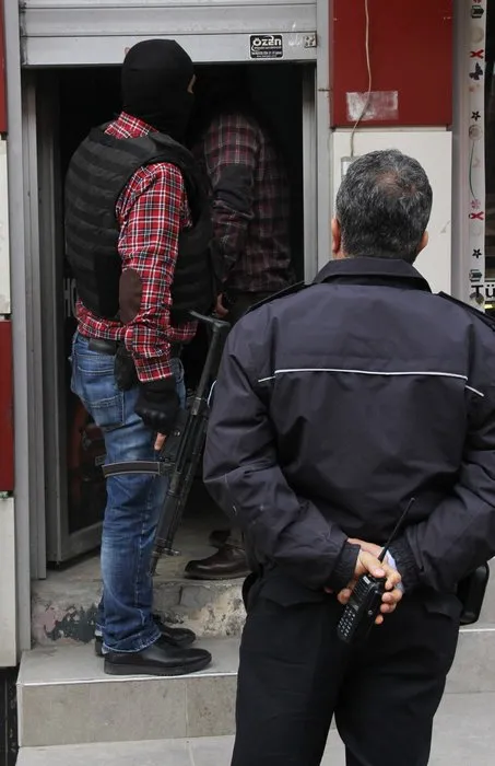 Adana’da bina çatısındaki silahlı şüpheliler yakalandı