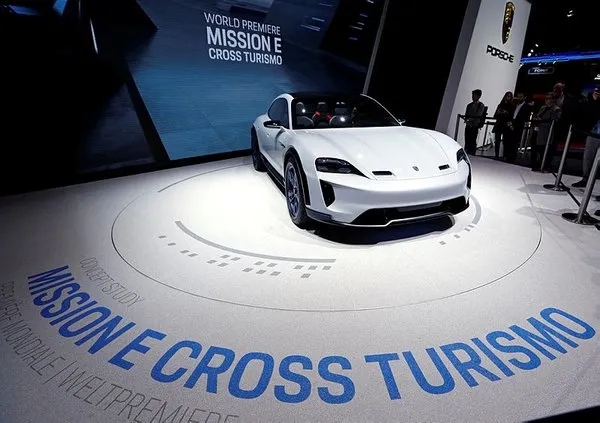 Porsche'un Mission E Cross Turismo modeli Tesla Model X'e rakip olacak