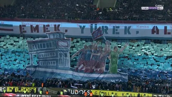 Trabzonsporlu taraftarlardan 2010/2011 sezonuna gönderme yapan koreografi!