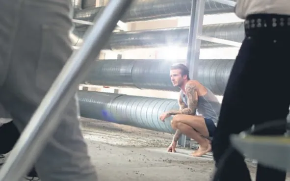 Beckham iç çamaşırıyla çatıda