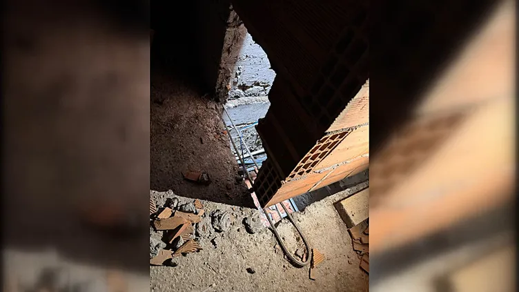 İstanbul’da akılalmaz olay! Tavanı delip daireye girdi: Anne ve kızına saldırdı