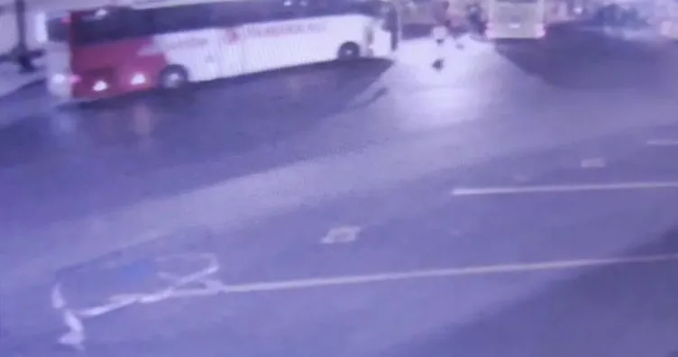 Alibeyköy’de feci kaza kamerada! Otobüsün altında kalan kadın hayatını kaybetti