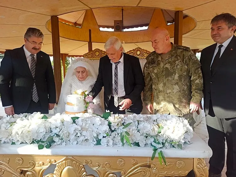 Huzurevindeki tanışma evlilikle noktalandı: Dünya yaşlılar gününde dünyaevine girdiler!