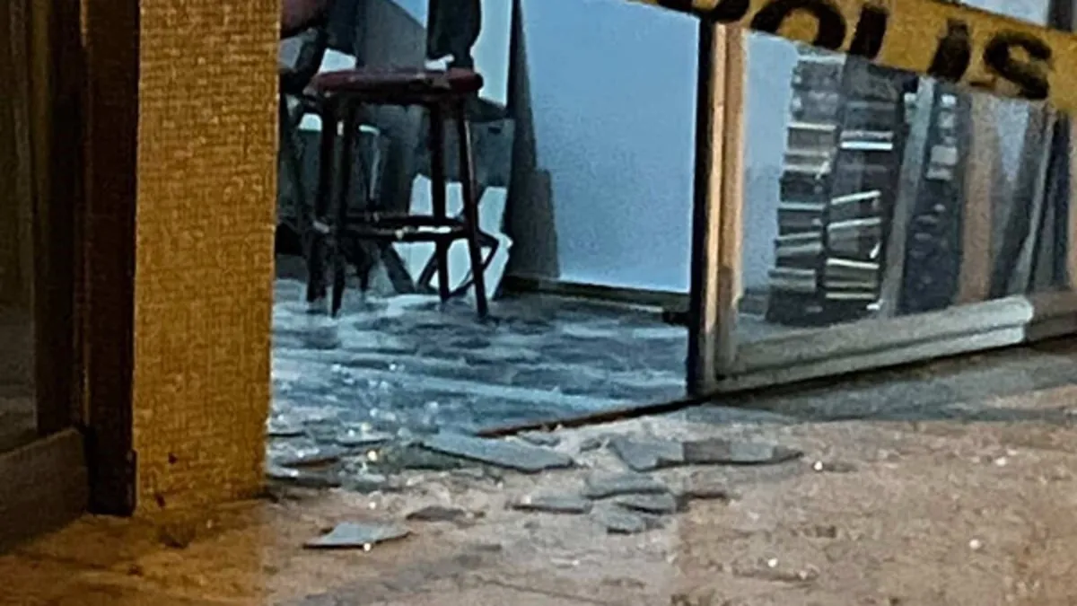 Kendi binalarındaki dükkanı kurşunladılar!