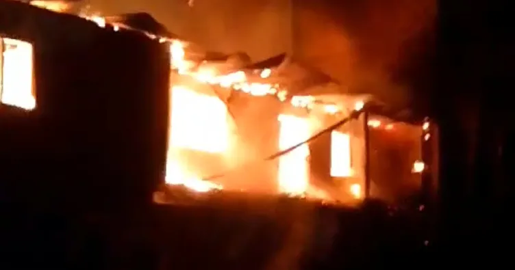 Sivas’ta iki katlı ahşap ev kül oldu