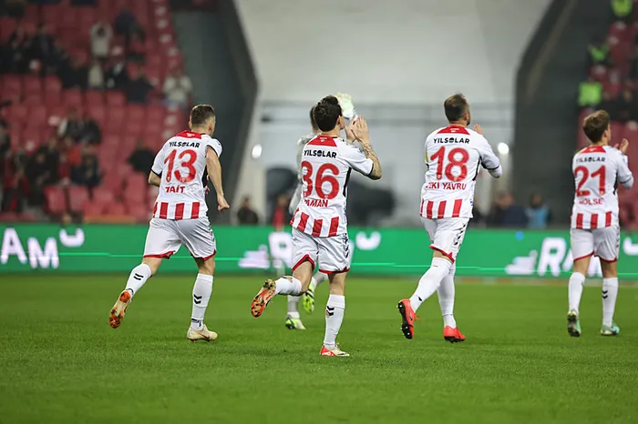 son-dakika-haberi-karadeniz-derbisinde-kazanan-samsunspor-rizespor-3-golle-yikildi-1708715154097.jpeg