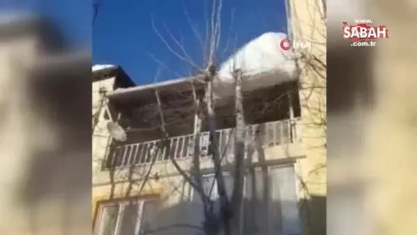 Tonlarca kar kütlesi saniyeler içerisinde çatıdan düştü | Video