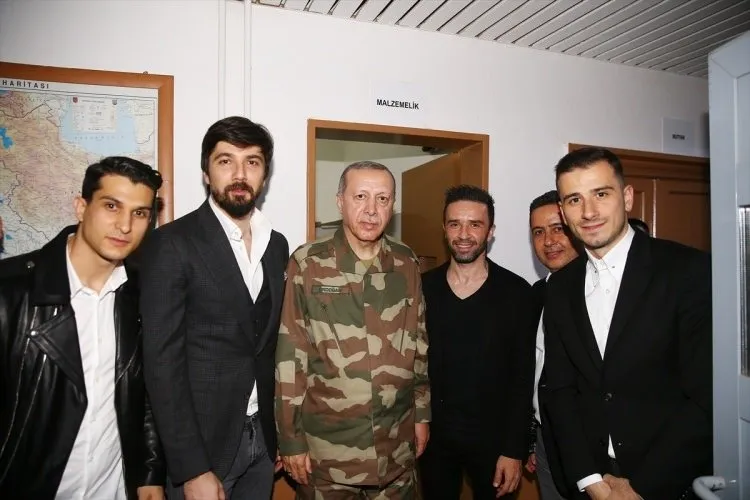 Cumhurbakanı ile beraber ünlü isimler sınıra akın etti