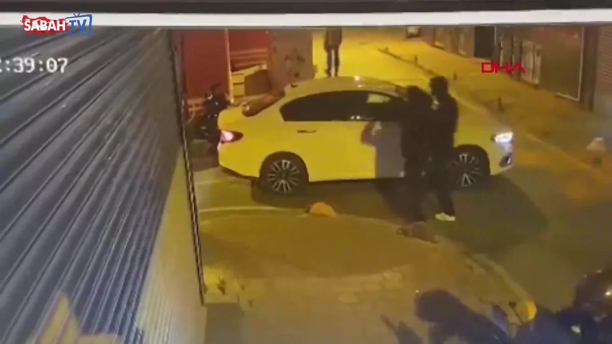 Fatih’te apartman girişine silahlı saldırı: 3 şüpheli tutuklandı videosunu izle Fatih’te apartman girişine silahlı saldırı: 3 şüpheli tutuklandı videosunu izle