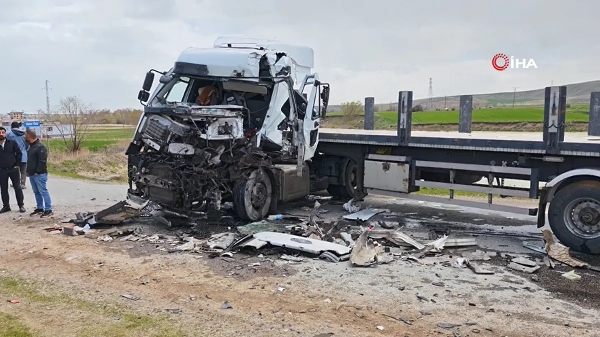 Ahlat’ta iki tır çarpıştı: 1 yaralı